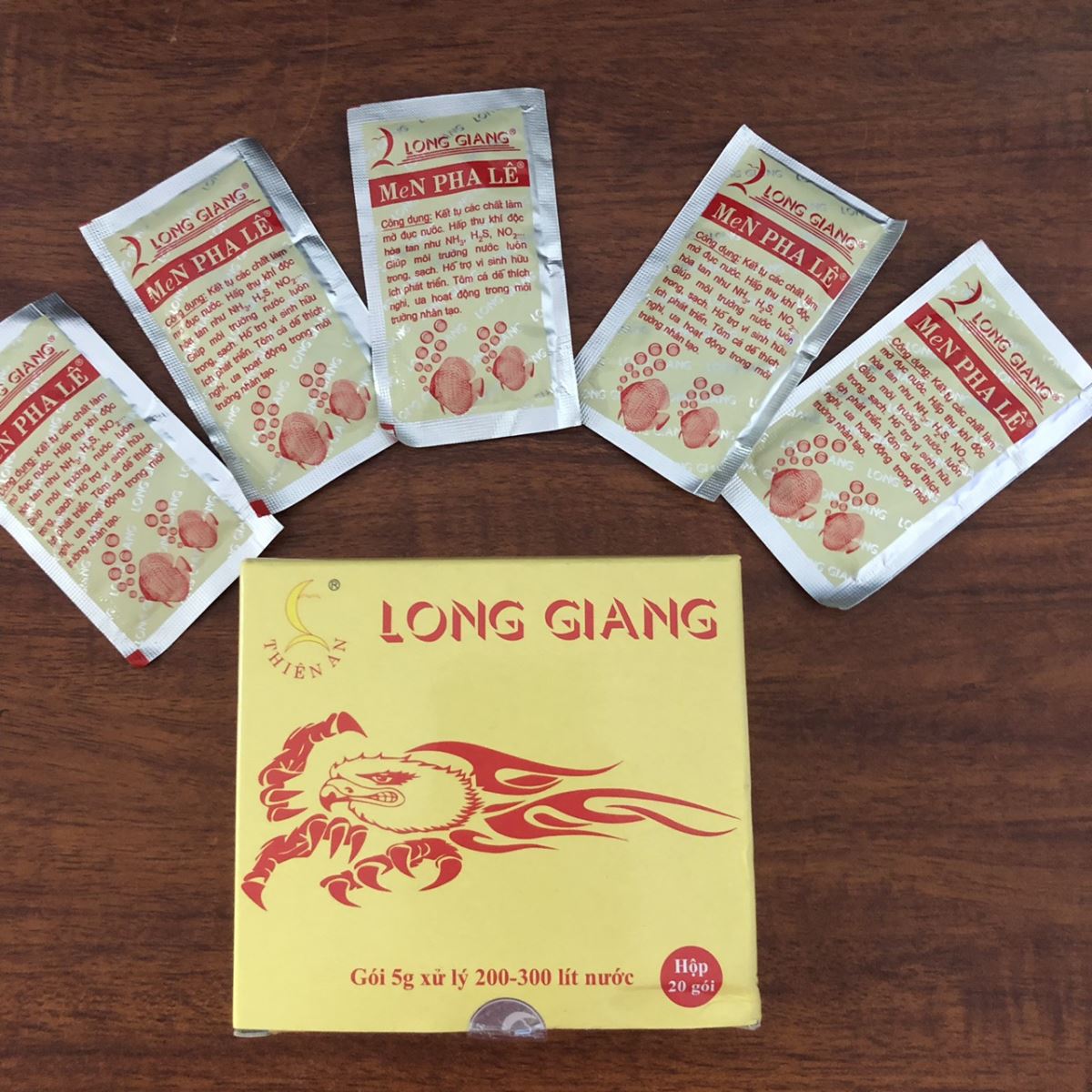 Men pha lê giúp trong nước bể cá